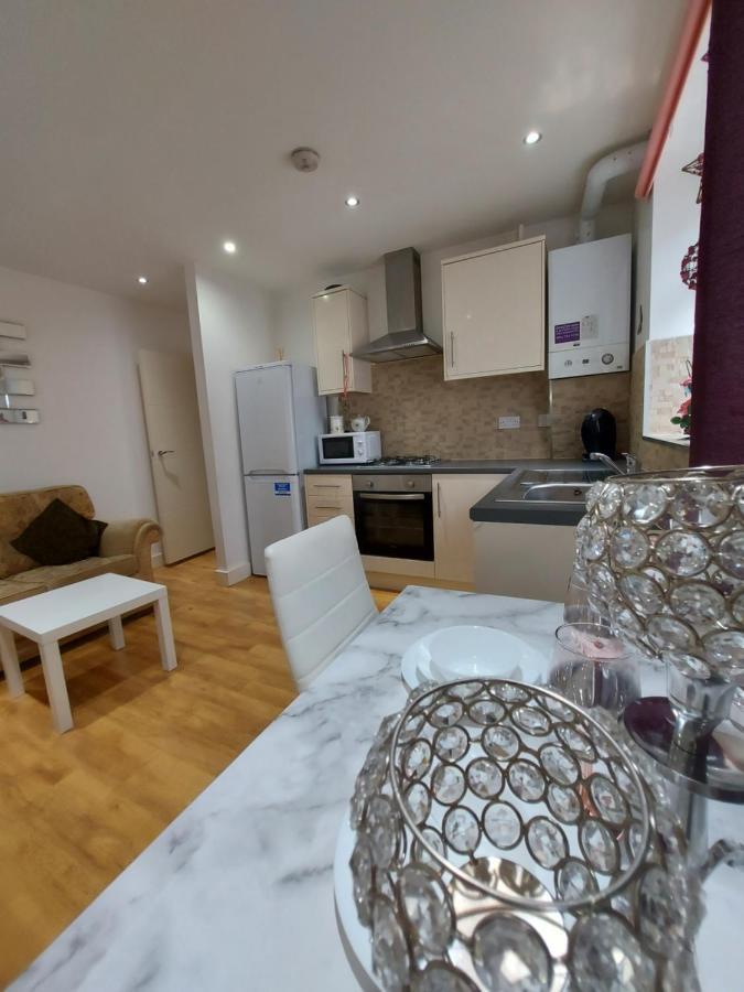 Lux Apartment In Gatwick Crawley  Eksteriør billede