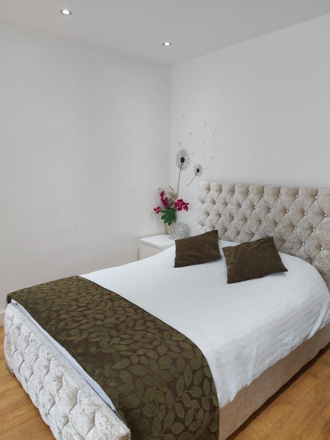 Lux Apartment In Gatwick Crawley  Eksteriør billede