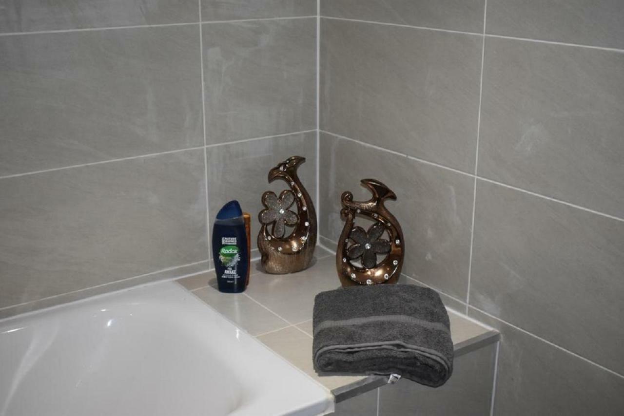 Lux Apartment In Gatwick Crawley  Eksteriør billede